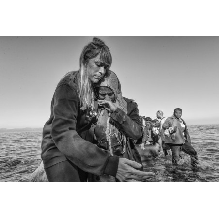Margarita Mavromichalis - Relief volunteers help each person to get to the shore safely - Lesvos - Lesbos Greece refugee_ph_repo