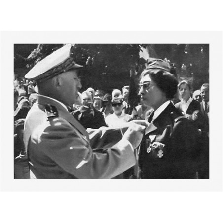 Josephine Baker - Chevalier de la Legion d honneur et Croix de guerre 1939-1945 - Aug 19 1961_au_topm_bw_vint
