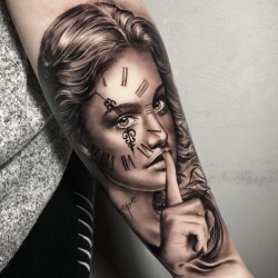 Ubiratan - tattoo woman with clock_au_body_facebook.com+ubiratantattoostudio+photos