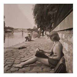 Robert Doisneau - Dactylo sur les quais de Seine - Paris 1947_ph_pmas_vint_bw
