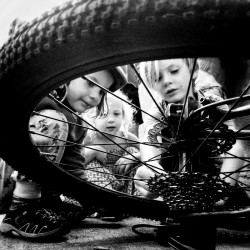 Laurie Freitag - The Bicycle Chain_ph_bw_enfa