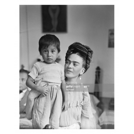 Frida Kahlo - with child_pa_bw_vint