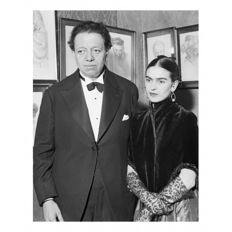 Frida Kahlo - with Diego Rivera visit an art gallery exhibition of Jewish portraits by Lionel Reiss in New York_pa_bw_vint